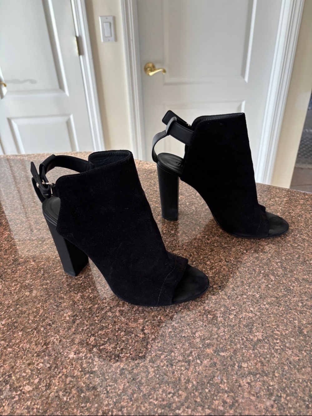 Vince Ladies Black Suede Open-Toe Block Heel Sandals-9.5
